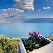 1280px-Lago_Albano_•_Lake_Albano_(46805945361) Озеро Альбано